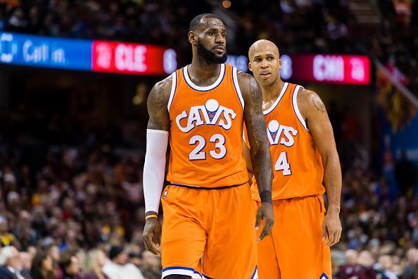 爱游戏-尼克斯横扫快船，易建联关键制胜