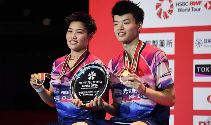 爱游戏2026-日本队翻盘马来西亚队，黄鸭组合点燃赛场