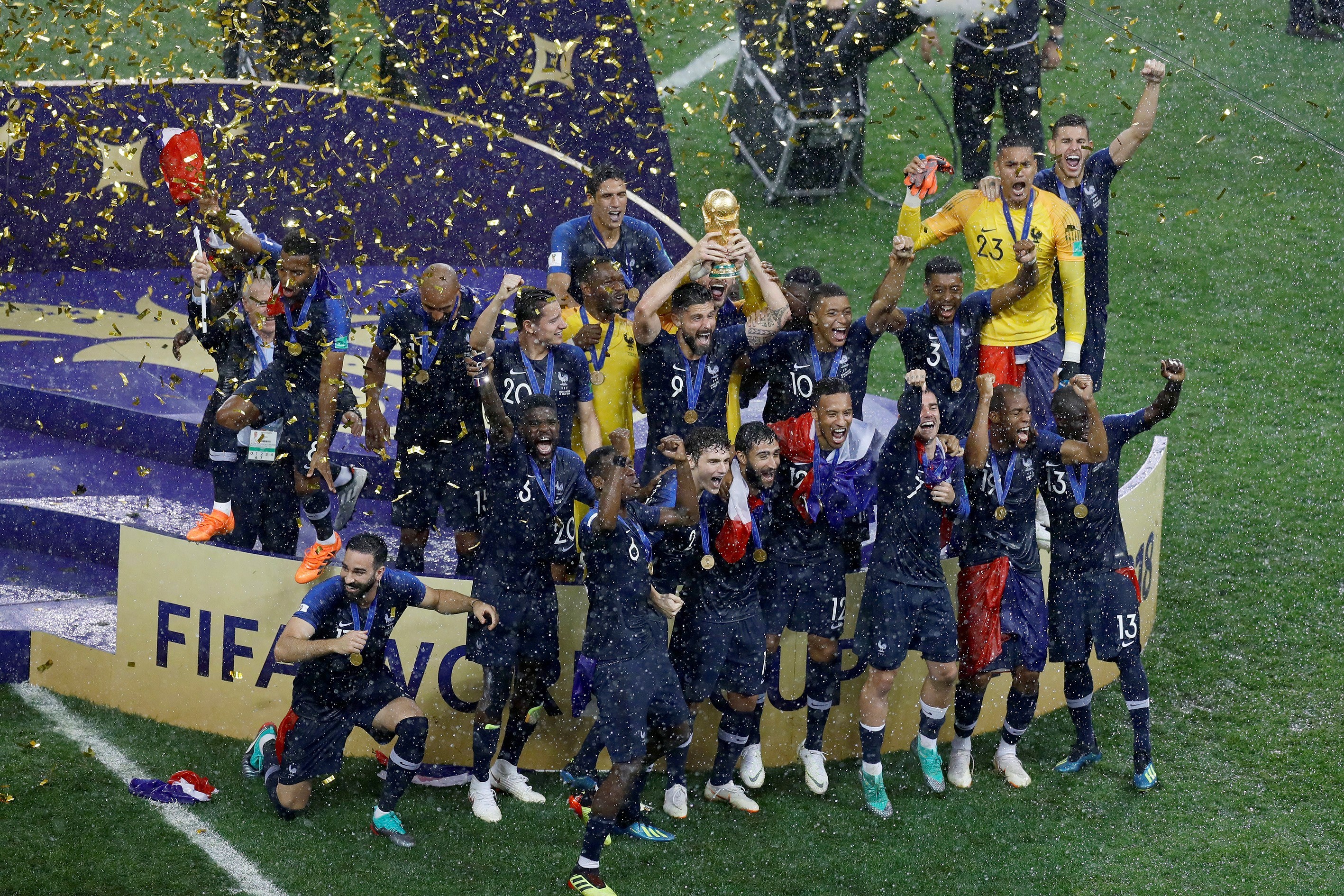 爱游戏入口-法国队鏖战德国队，黄鸭组合扛起全队