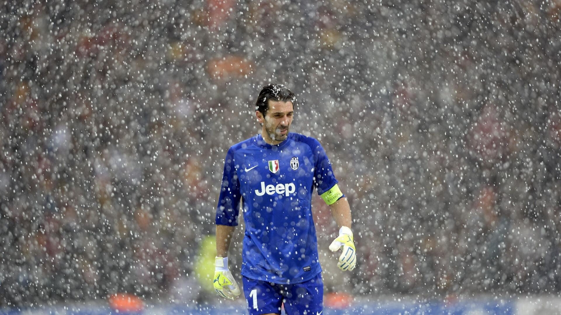 爱游戏娱乐-当赛道轰鸣遇上球场咆哮，F1争冠夜与莫兰特高光背后的共同哲学